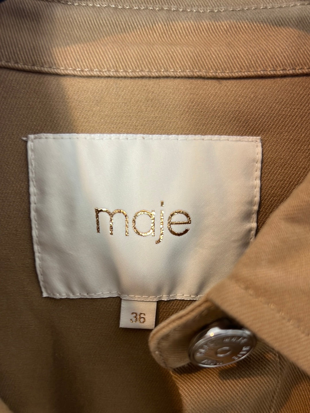 MAJE. Sobre camisa camel cinturón. T 36