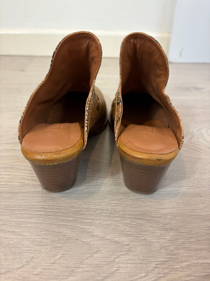 MICUIR. Zueco piel camel