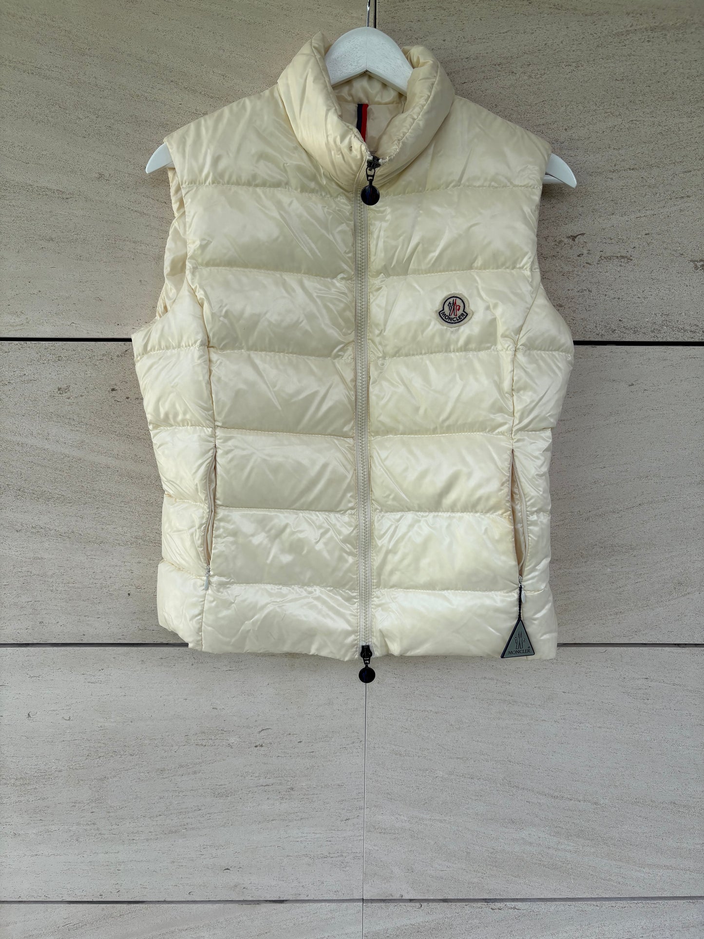 MONCLER. Chaleco ligero beige claro . T 2 (S/M)