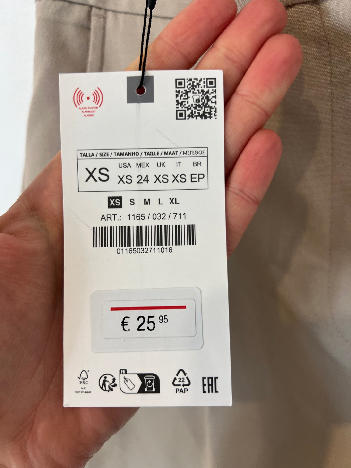 ZARA. Pantalón corto beige. T XS