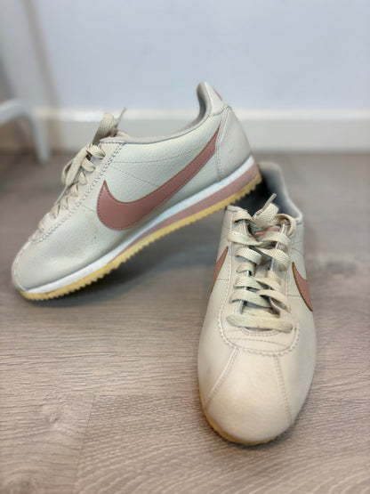 NIKE. Zapatillas piel logo rosa. T 40,5