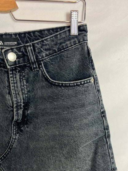 ZARA. Falda corta negra efecto desgastado . T M