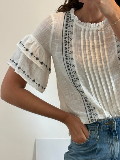 ZARA. Top blanco bordados azules. T M