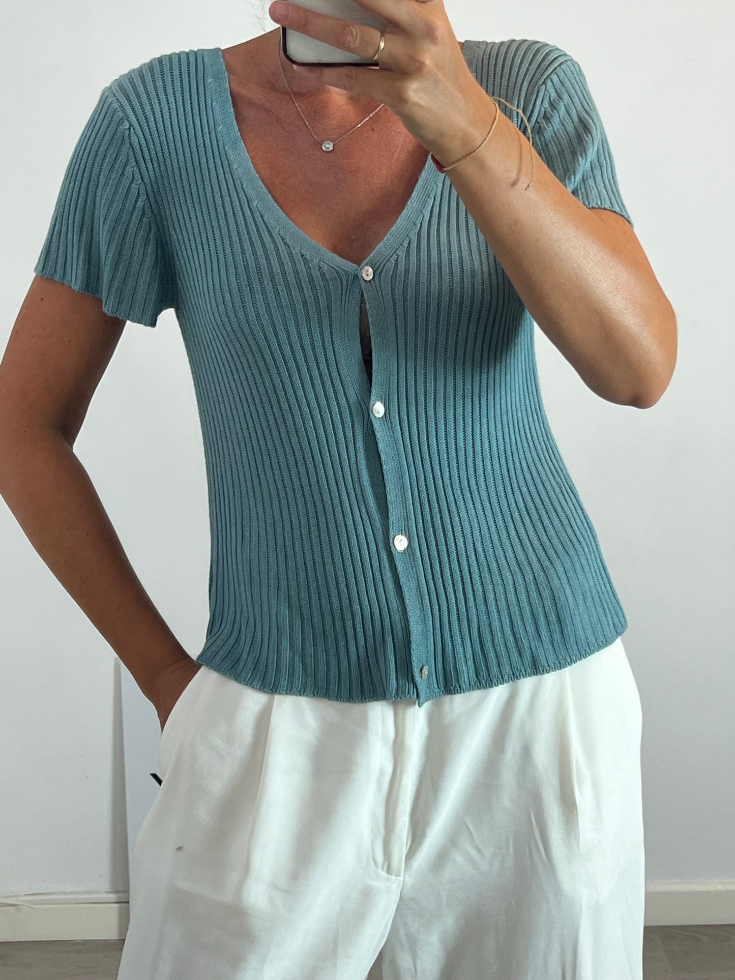 ELEPHANT ROOMS. Blue button-down ribbed top. TM