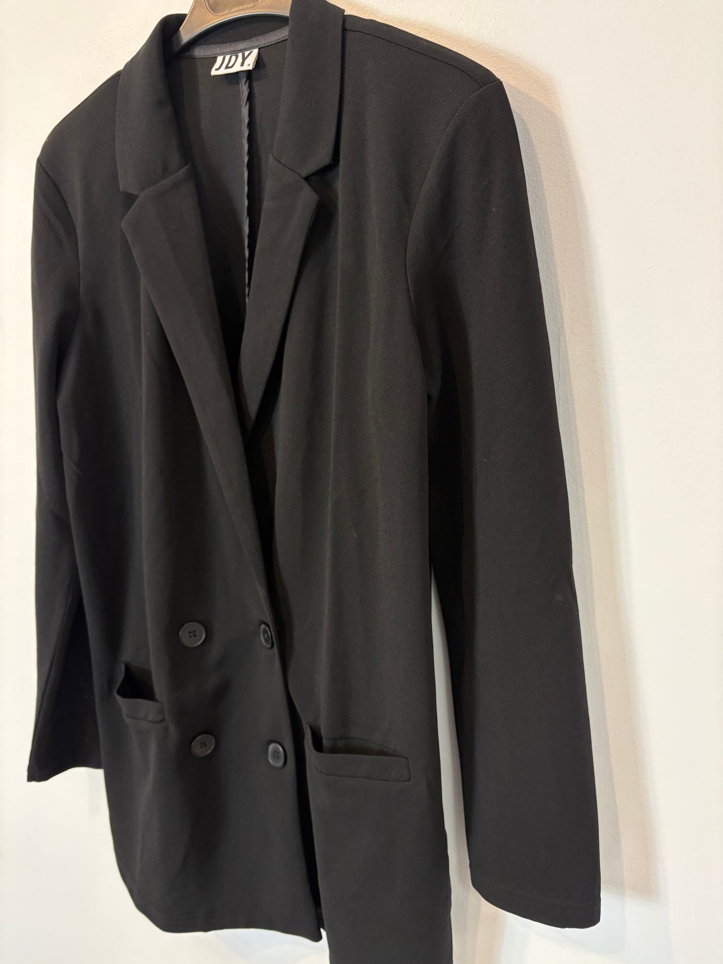 JDY. Blazer negra fluida cruzada