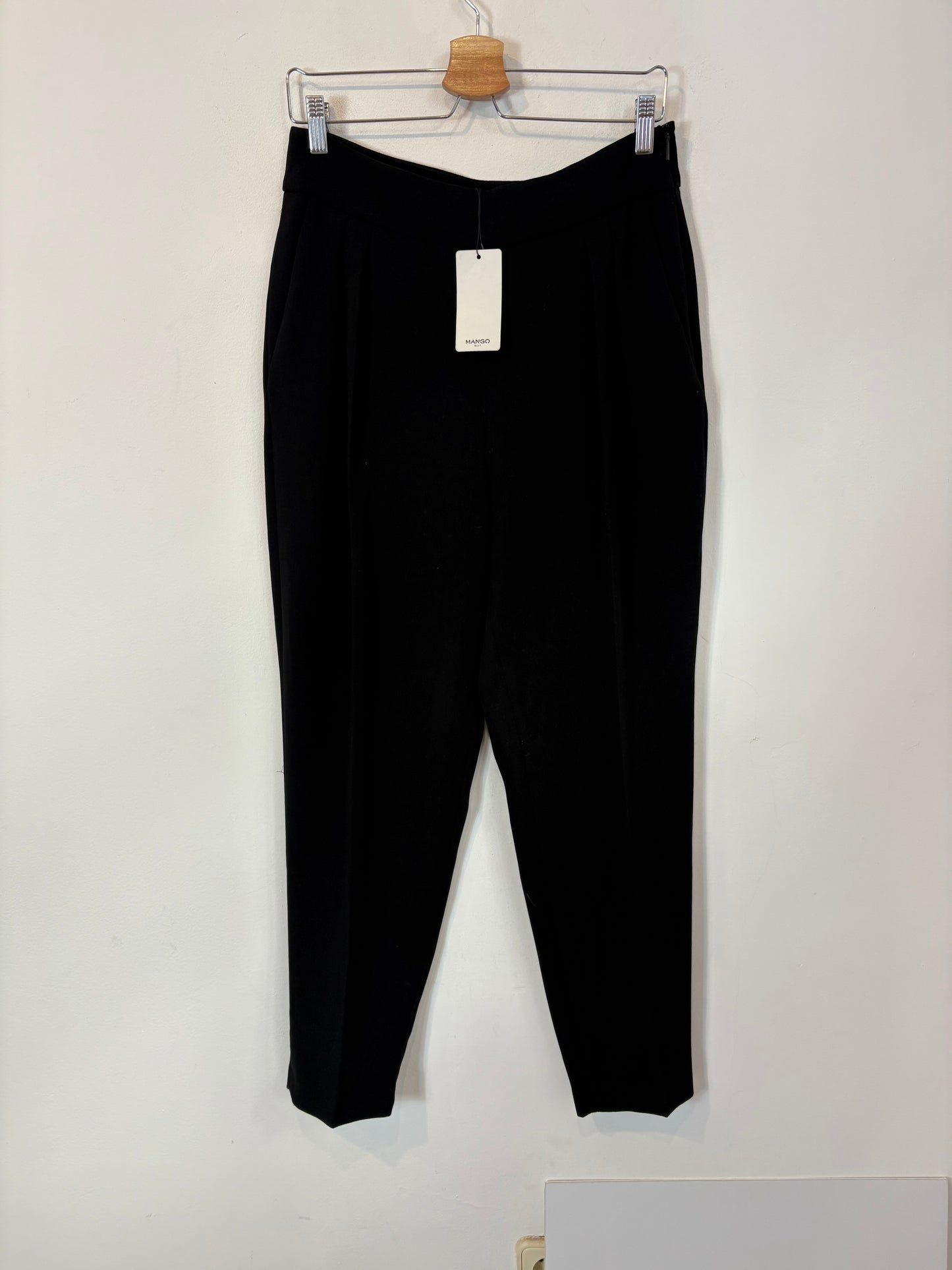 MANGO. Pantalón negro pinzas