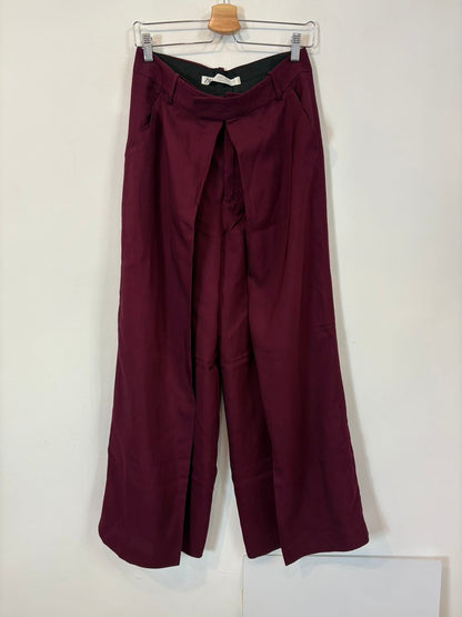 ZARA. Pantalón fluido burgundy pinzas