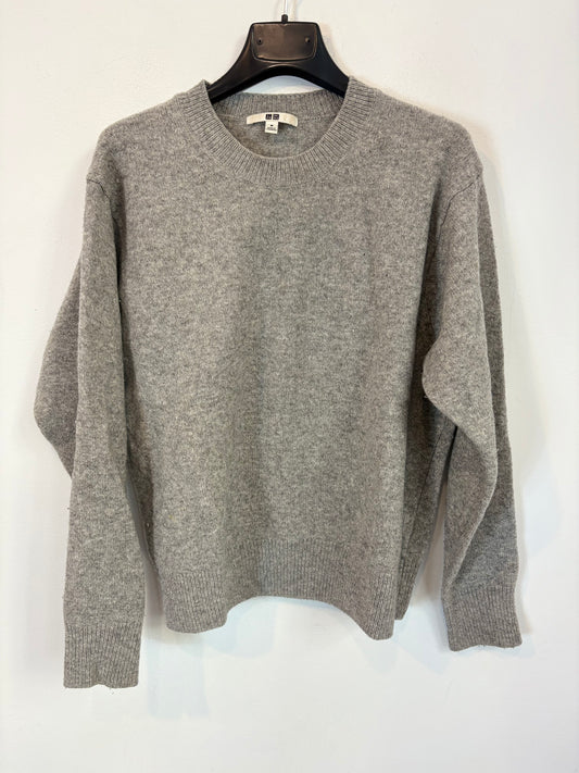 UNIQLO. Grey wool crewneck sweater. TS
