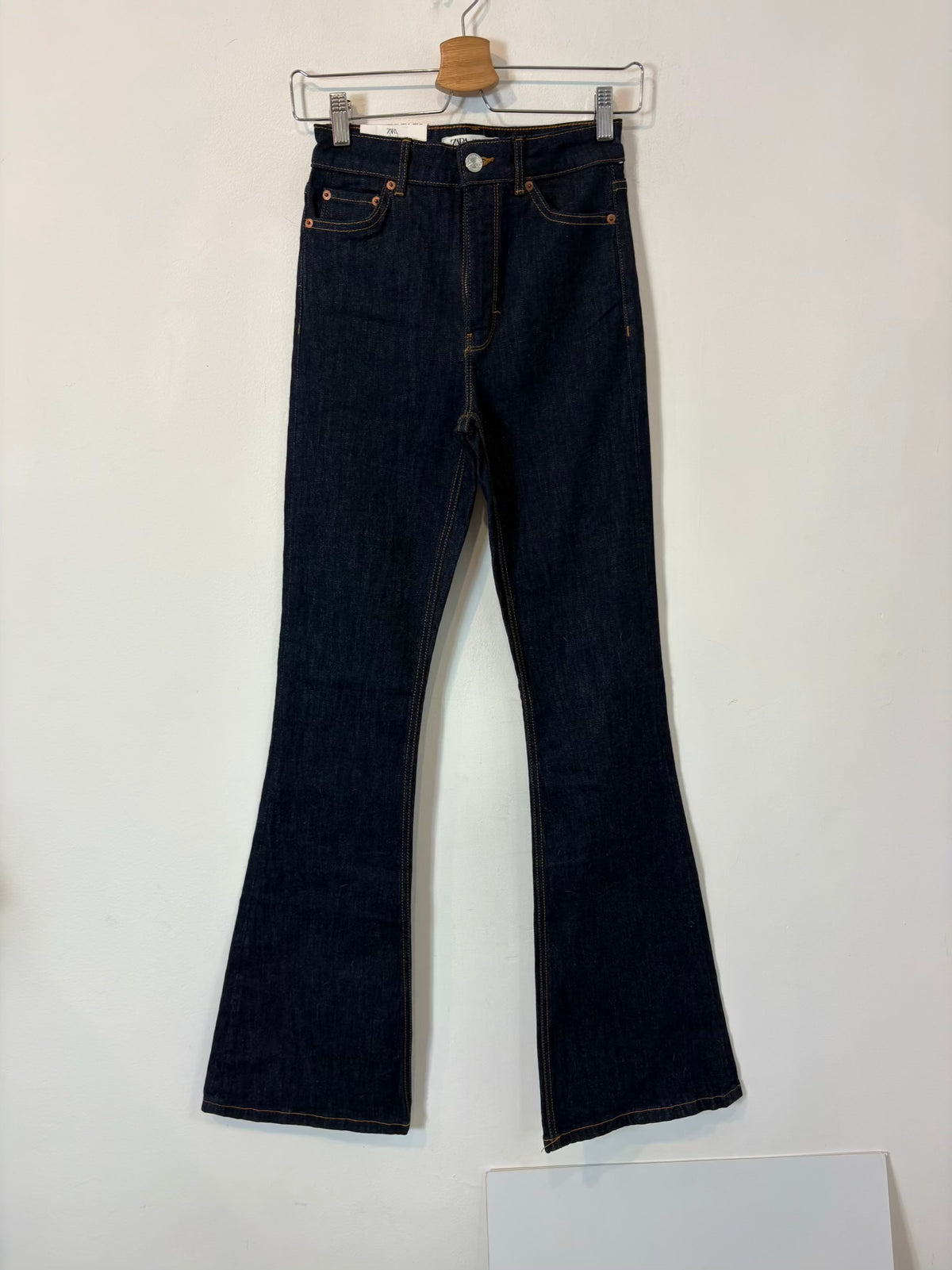 ZARA. Denim flare azul oscuro