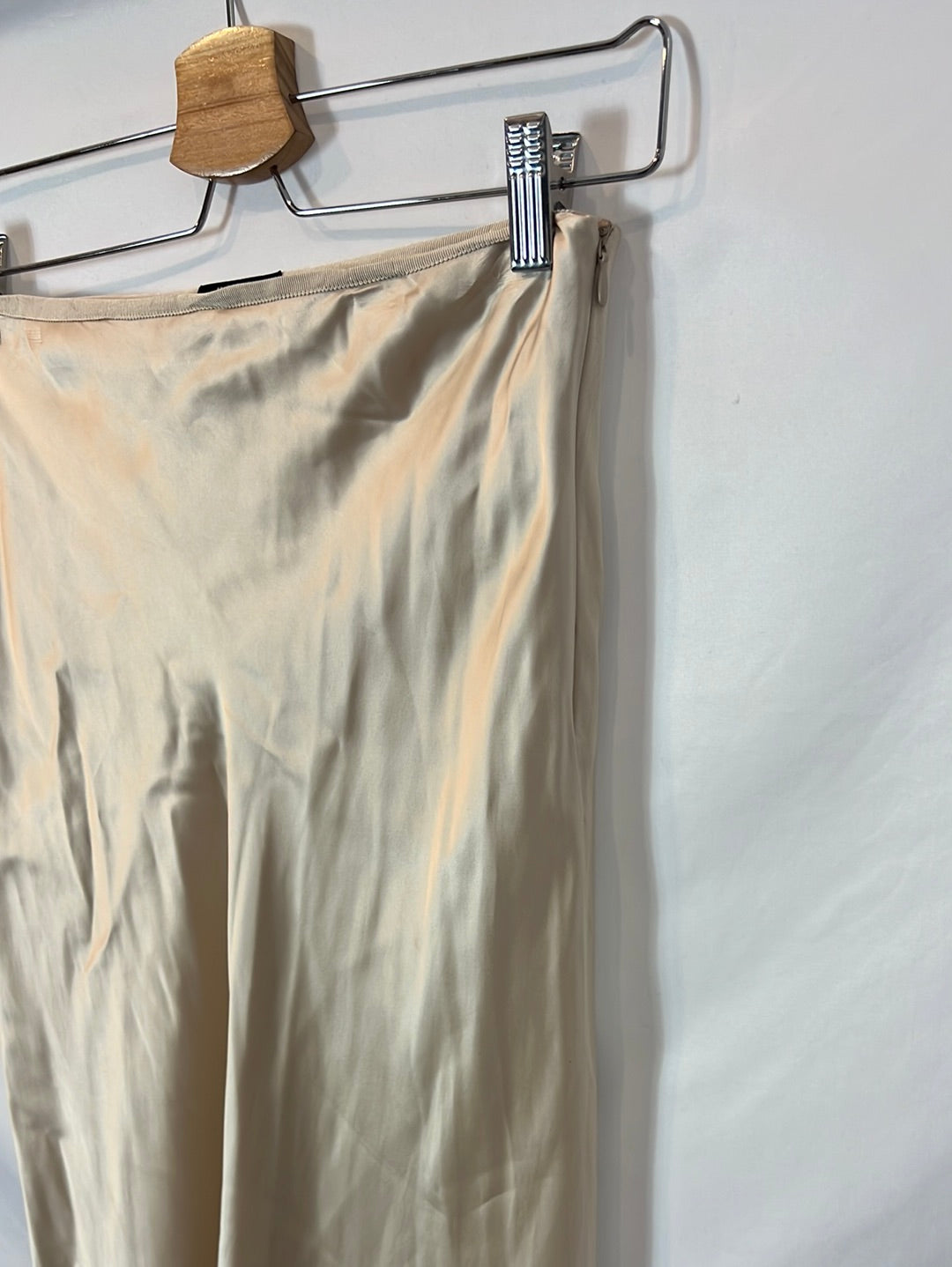 MASSIMO DUTTI. falda beige satinada T.xs