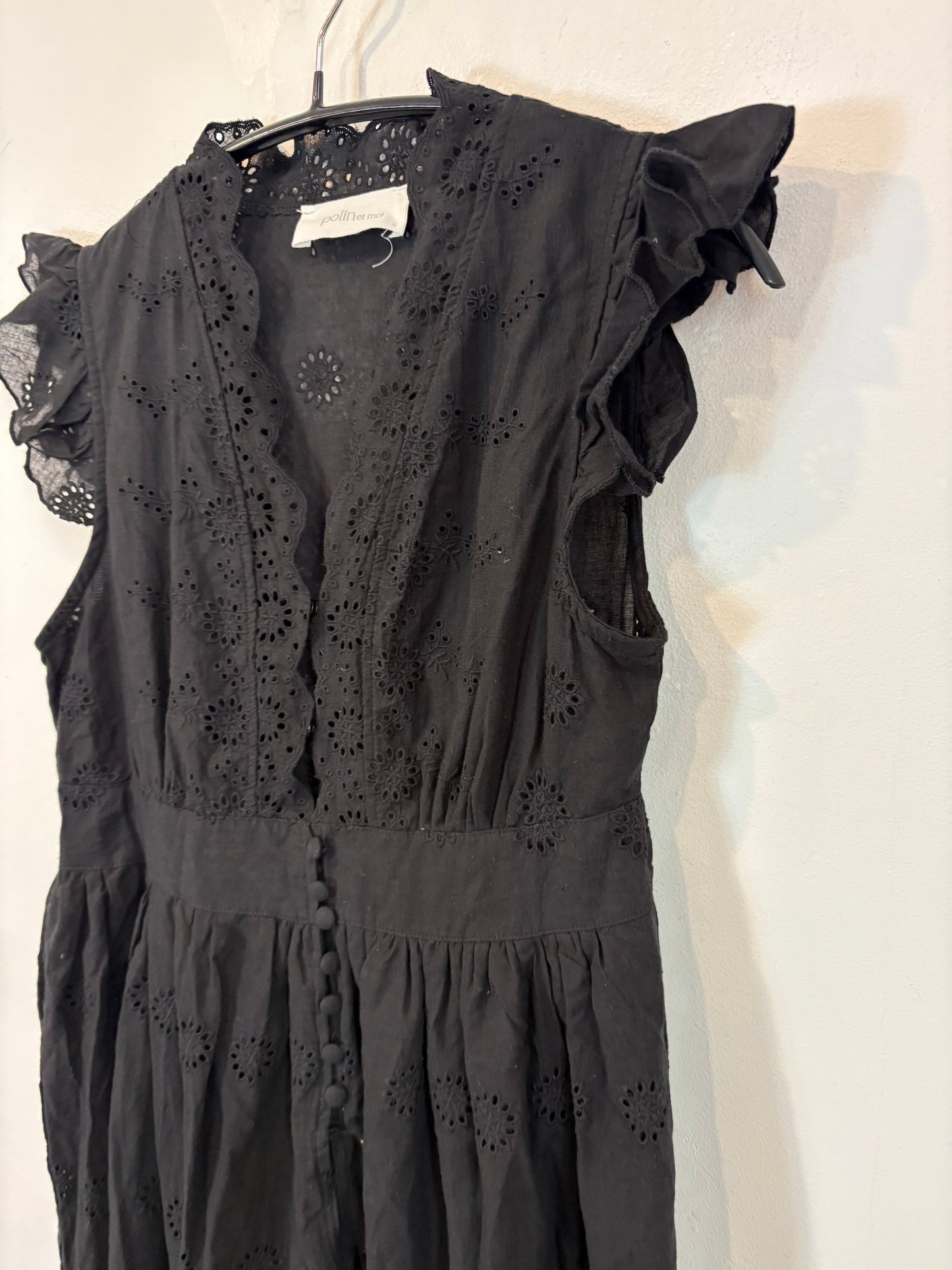 Vestido negro troquelado