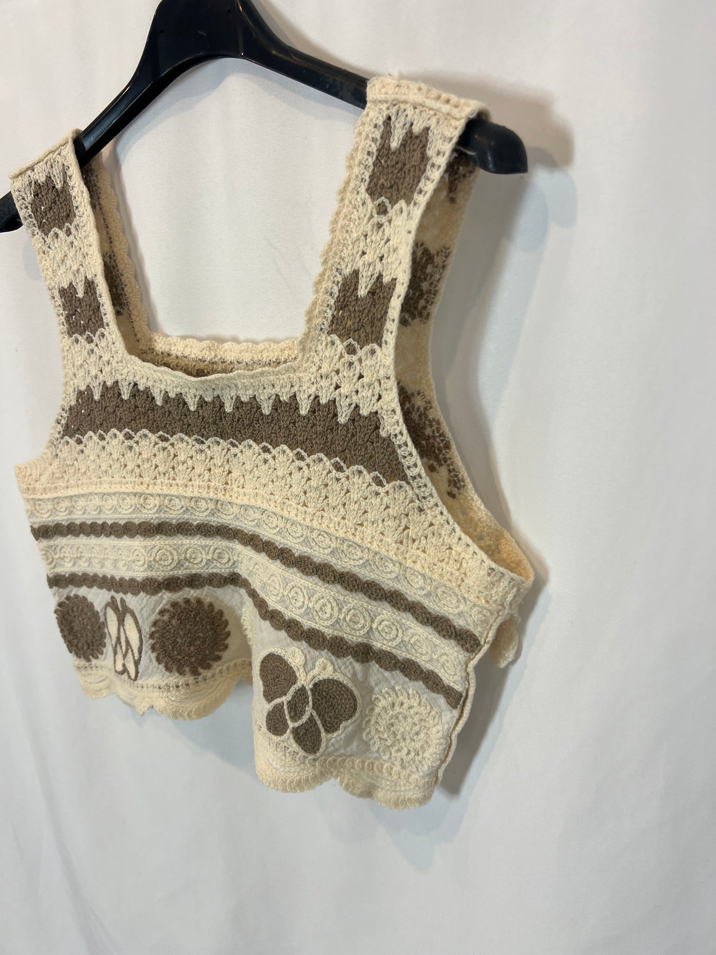 OTHERS. Two-tone crochet top. T.S.