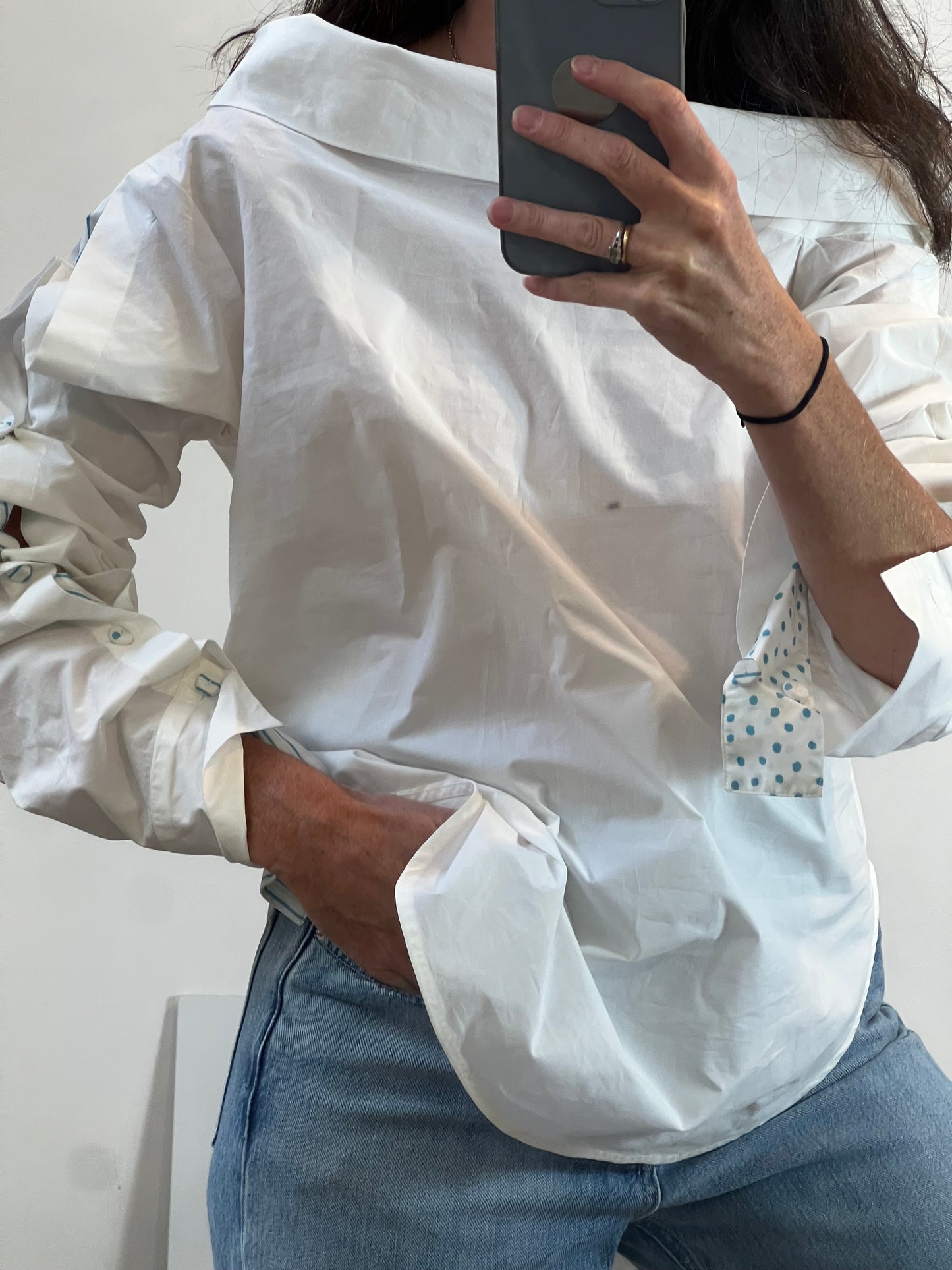 SILVIA TCHERASSI. Camisa blanca detalle mangas