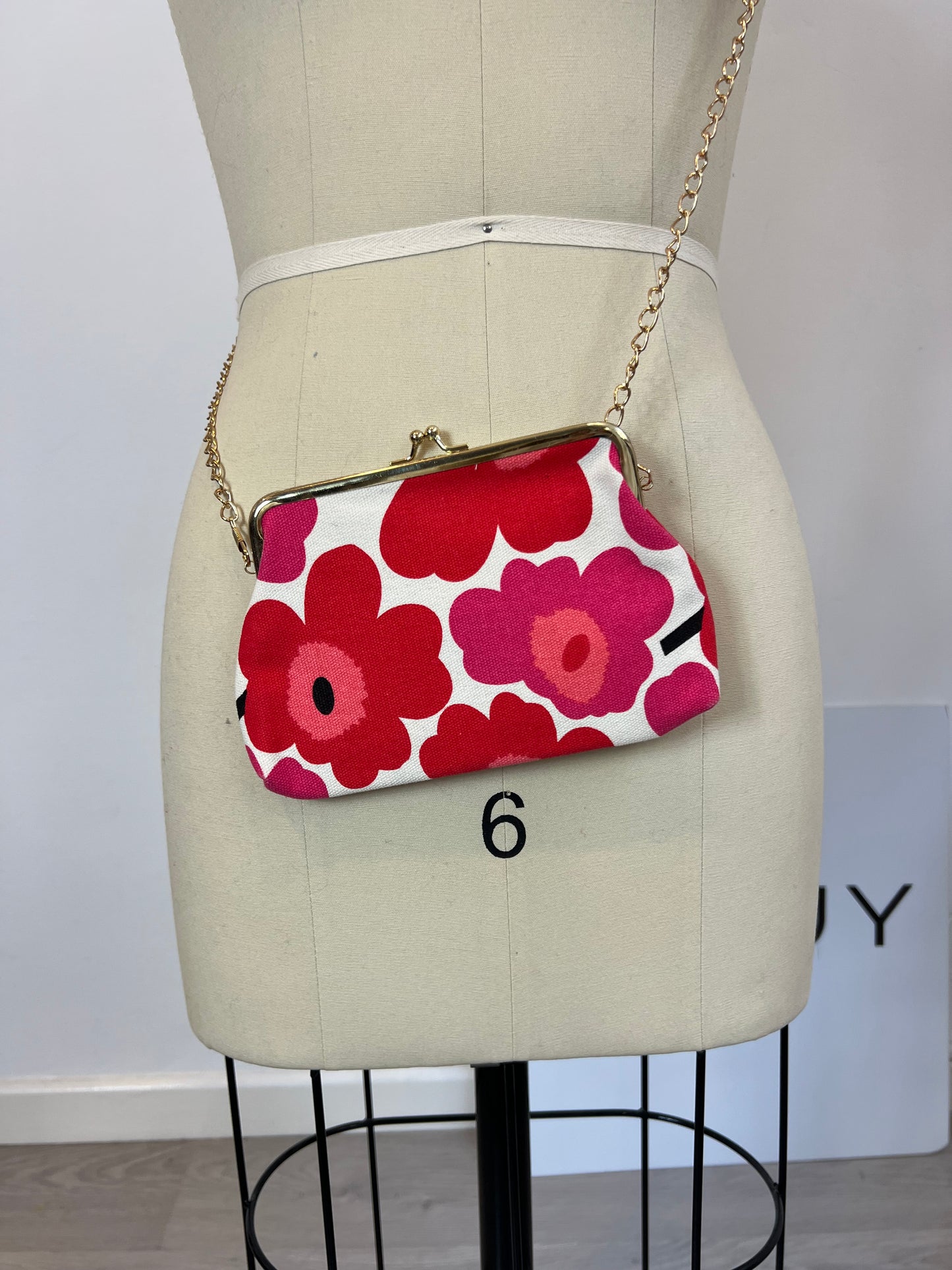 OTRAS. Bolso mini flores rosas
