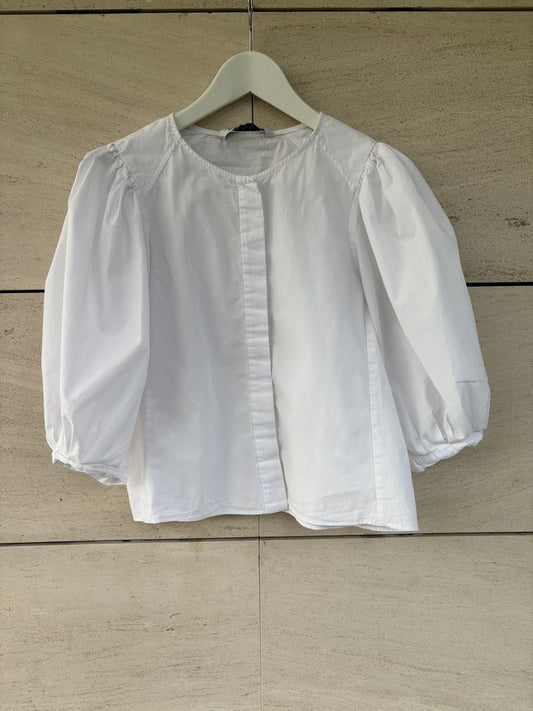 ZARA. Blusa blanca manga farol