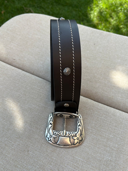 OTRAS. Cinturón marrón piel tachuelas. T S