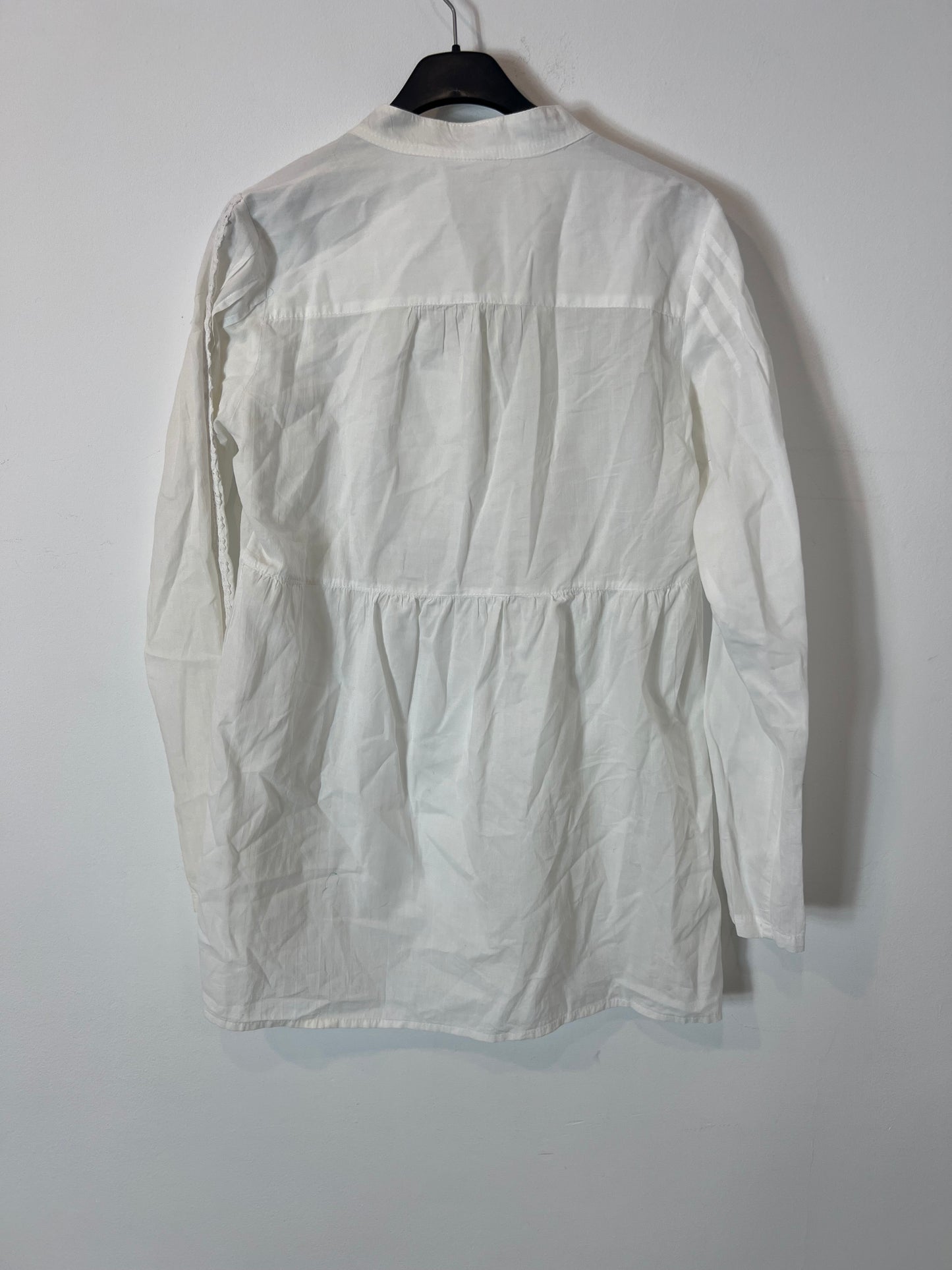 OTHERS. White blouse with neckline detail. TM