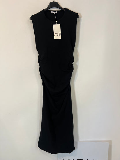 ZARA. Vestido negro fruncido T.m