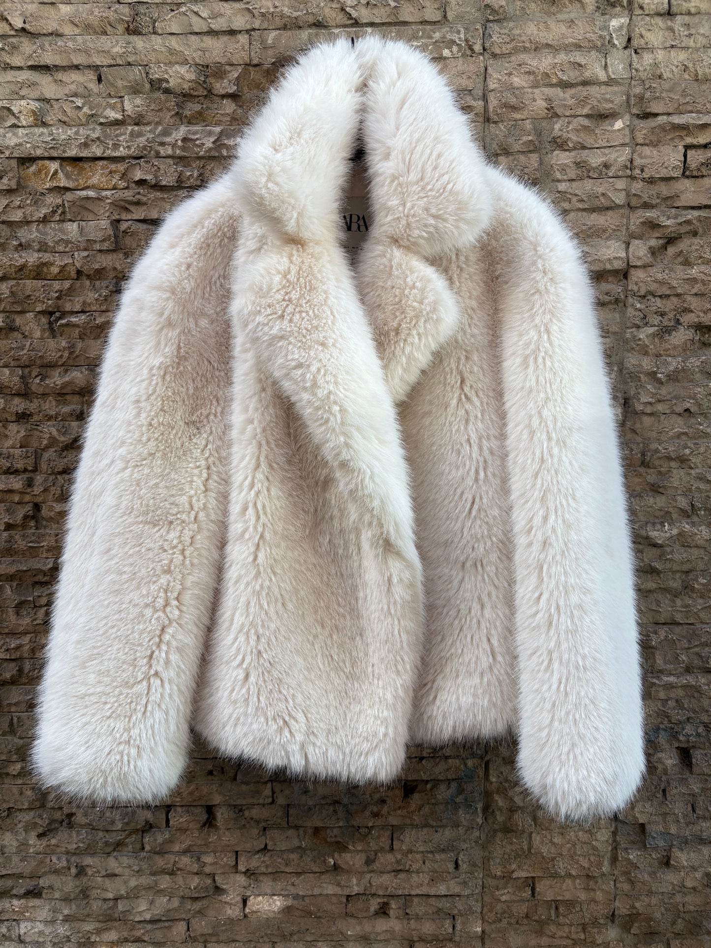 ZARA. Abrigo pelo corto