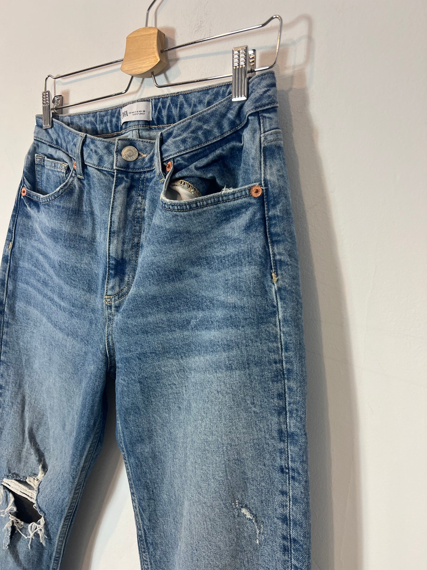 ZARA. Pantalón denim rotos T.40
