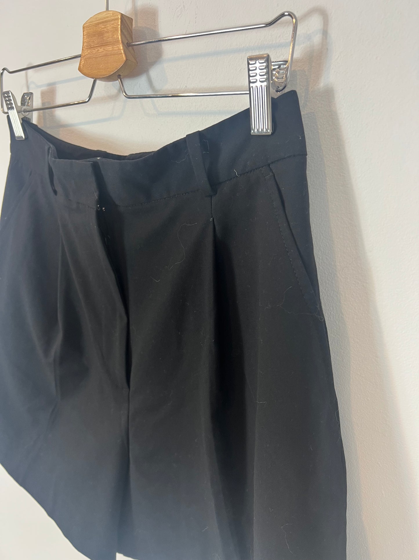ZARA. Bermuda fluida negra. T M