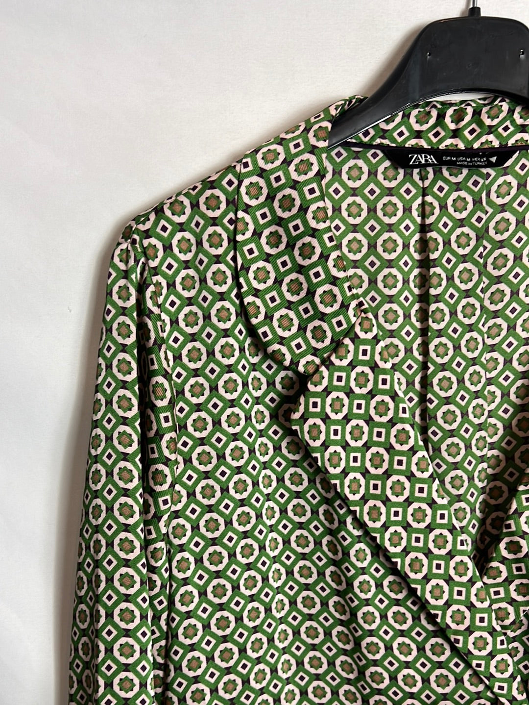 ZARA. Blusa satinada doble botonadura estampada. T M