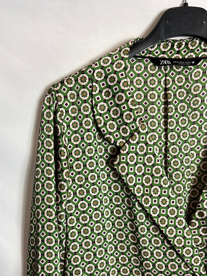 ZARA. Blusa satinada doble botonadura estampada. T M