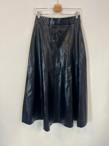 ZARA. Falda azul oscuro piel T.s