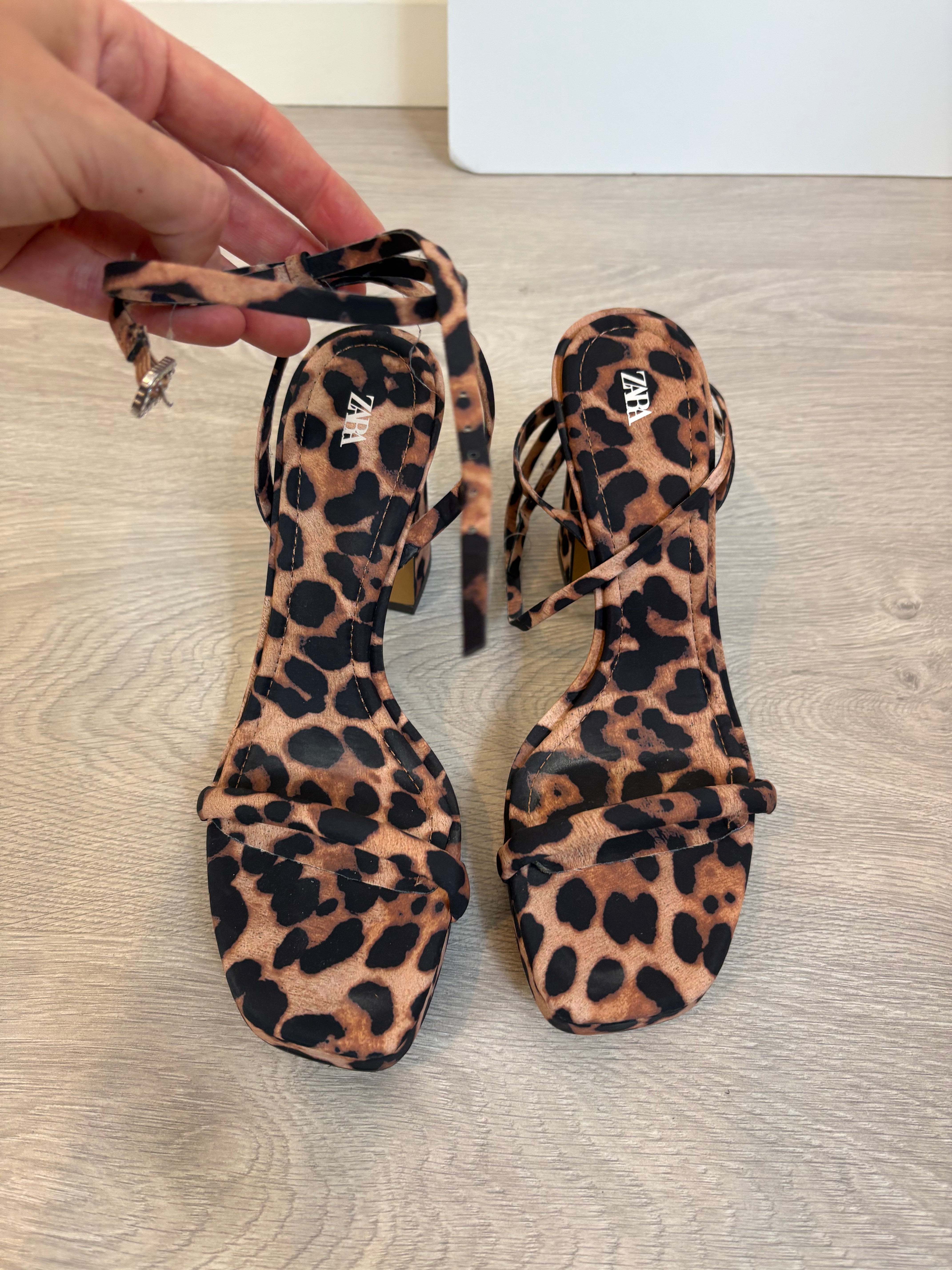 sandalias animal print zara