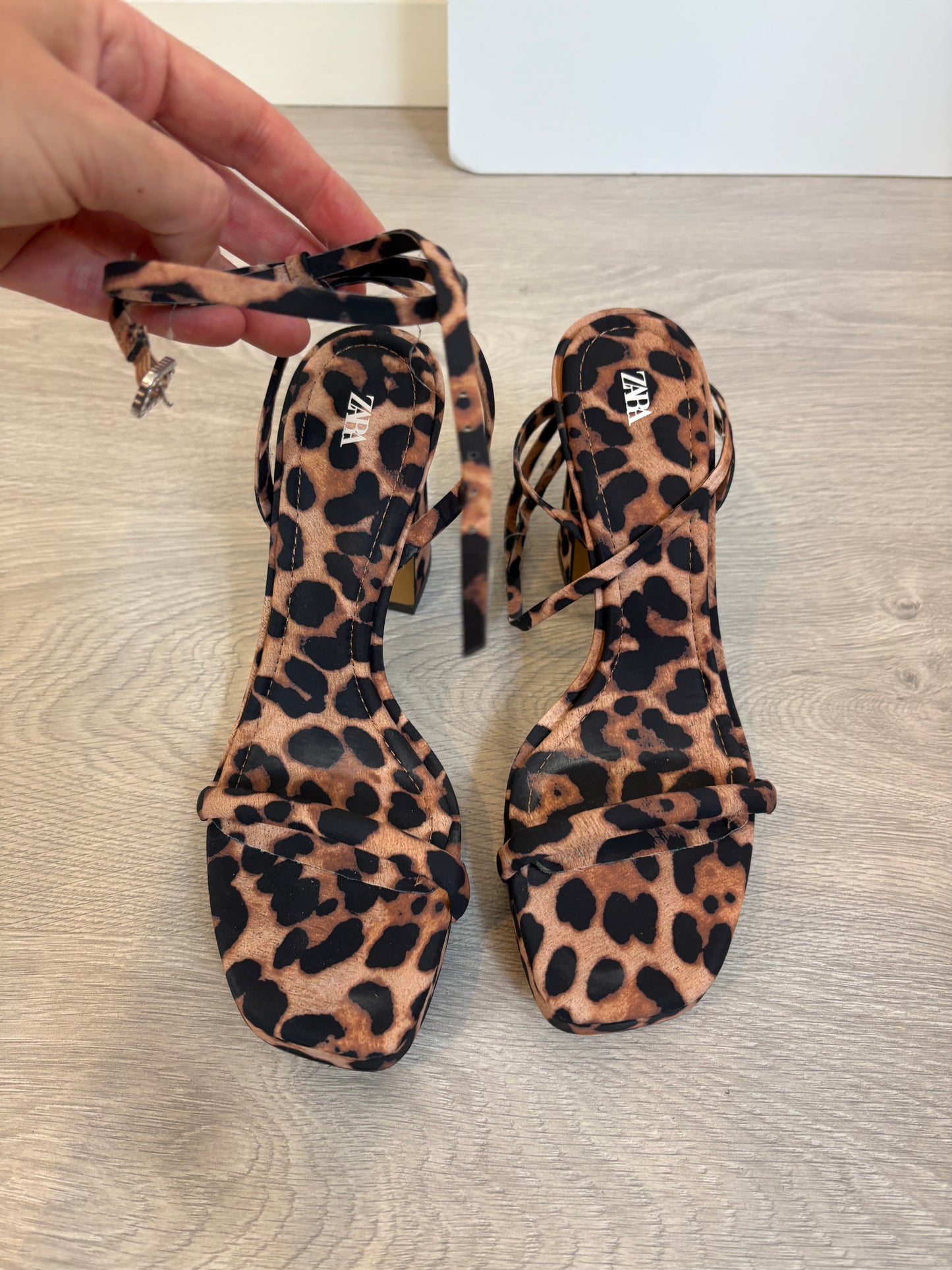 ZARA. Sandalia animal print. T 38