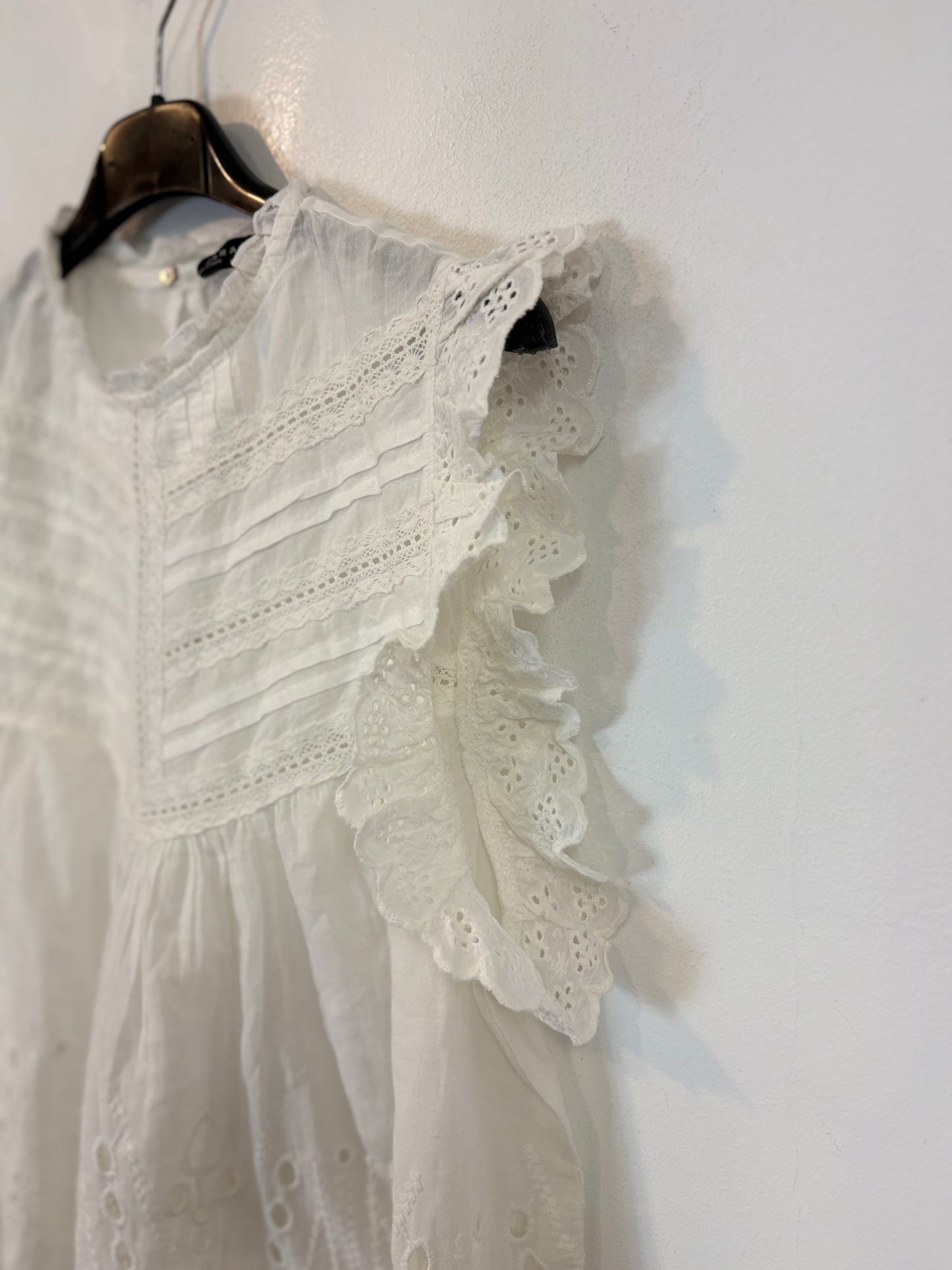 ZARA. Blusa blanca bordados