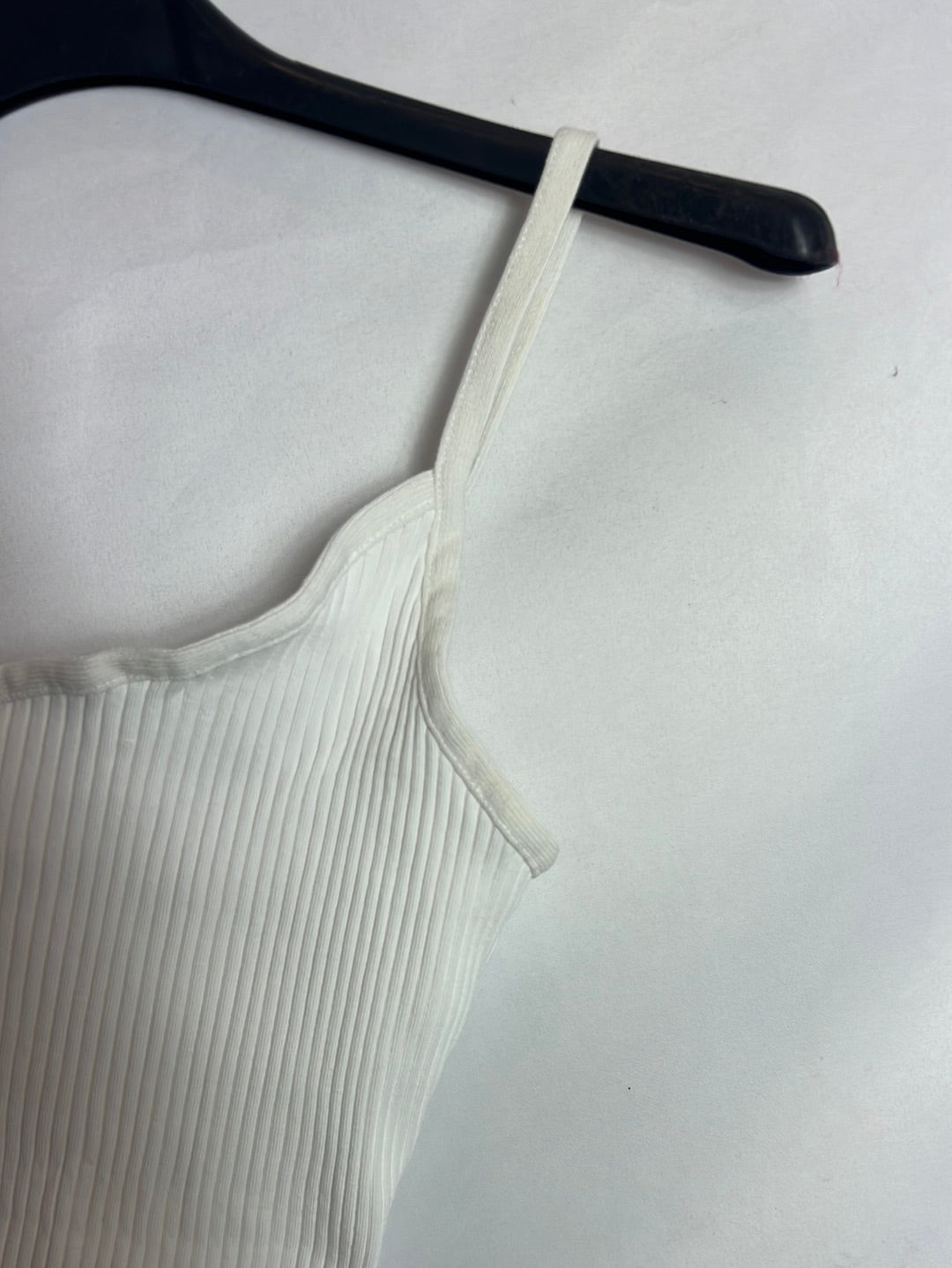 ZARA. Asymmetrical white ribbed crop top. TS