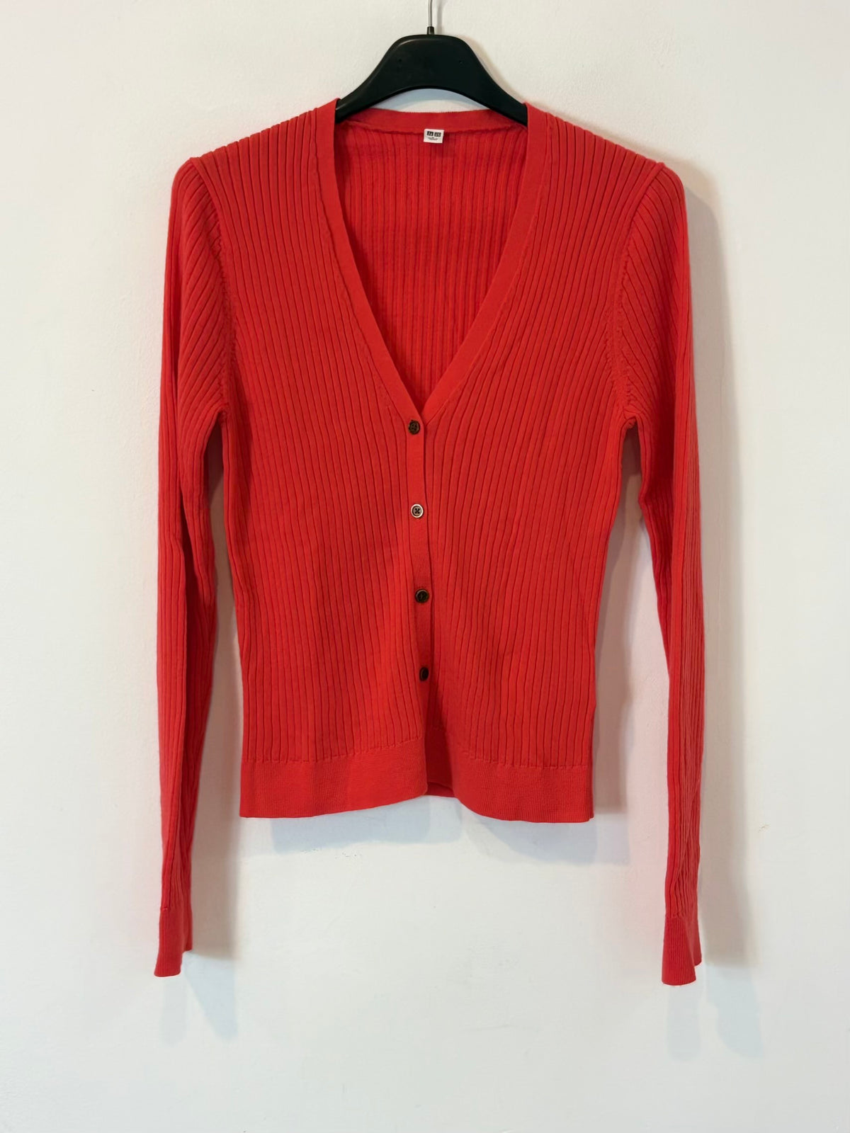 UNIQLO. Cárdigan rojo 100% lana