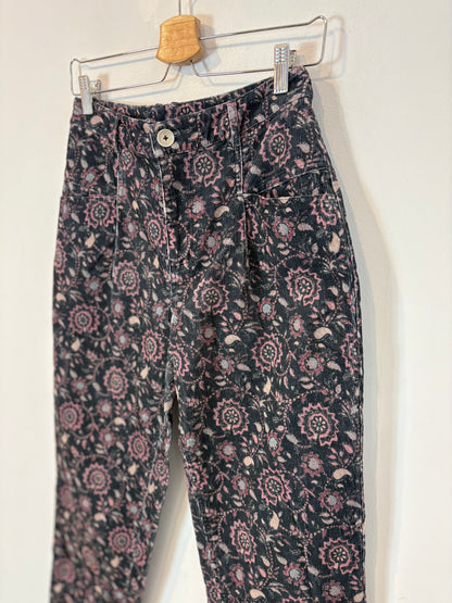 OTRAS. Pantalón azul textura flores