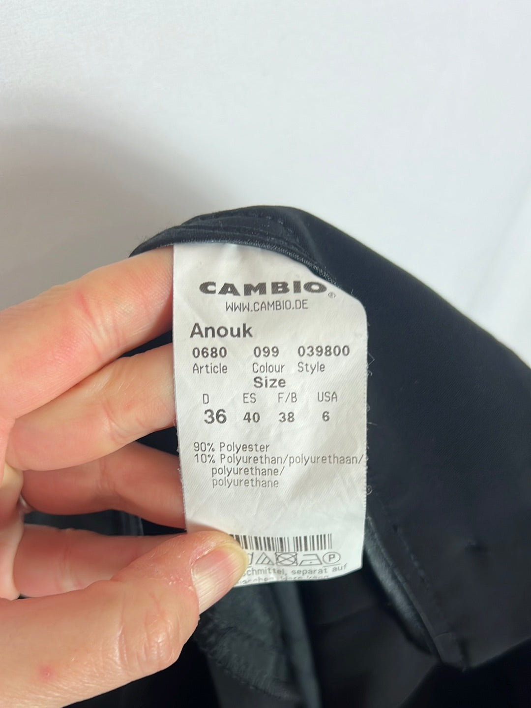 CAMBIO. Pantalón negro pata ancha pinzas. T 40