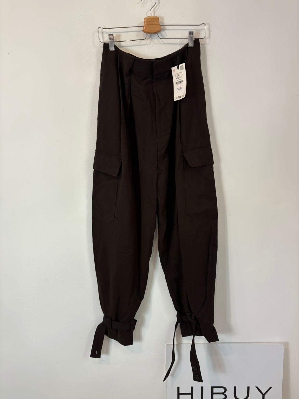 ZARA. Pantalón marrón pinzas detalle tobillo