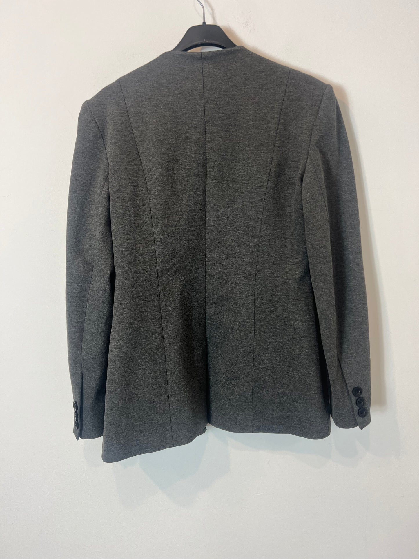 IQ COLLECTION. Chaqueta gris detalles negros T.l