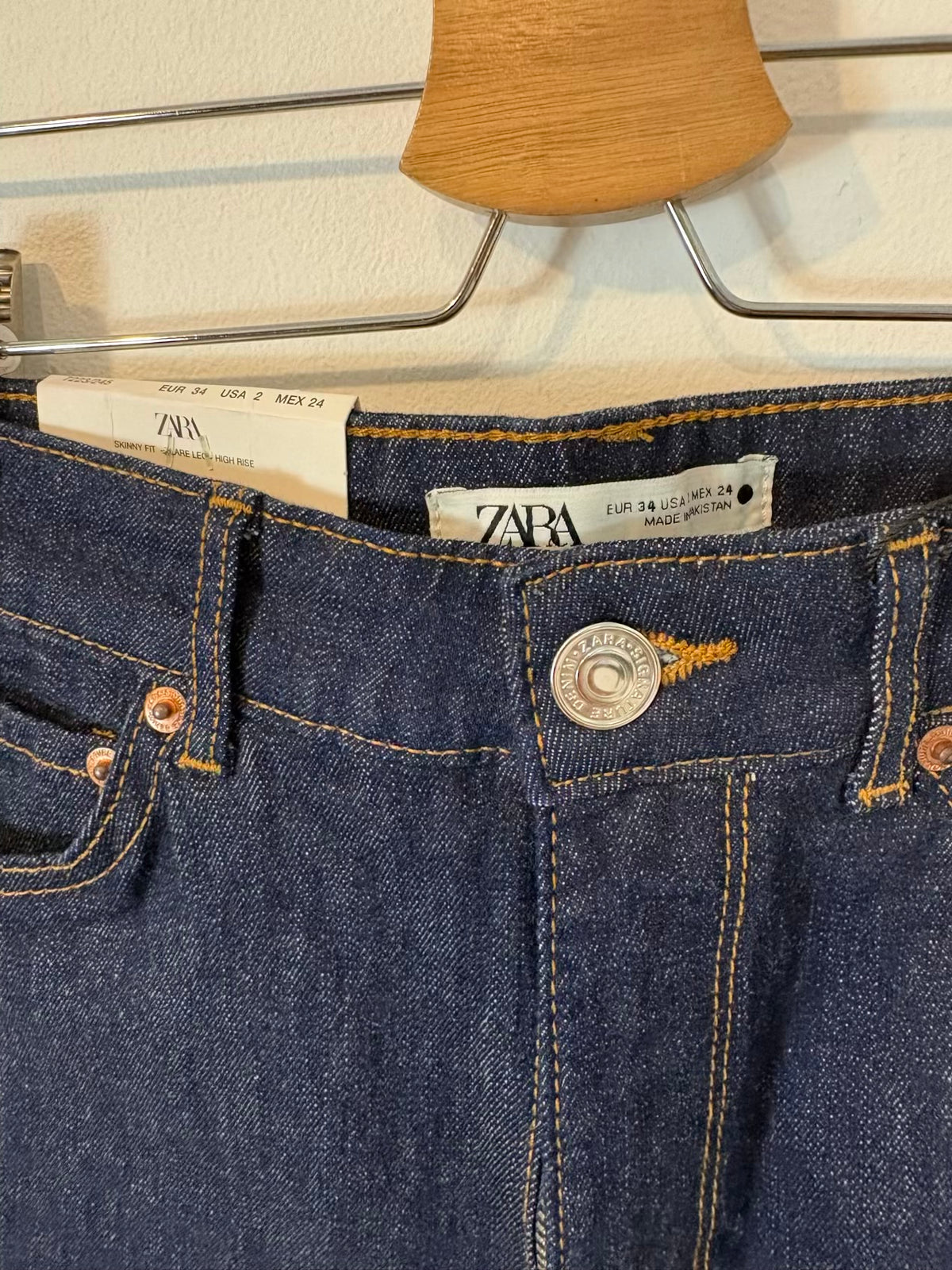 ZARA. Denim flare azul oscuro