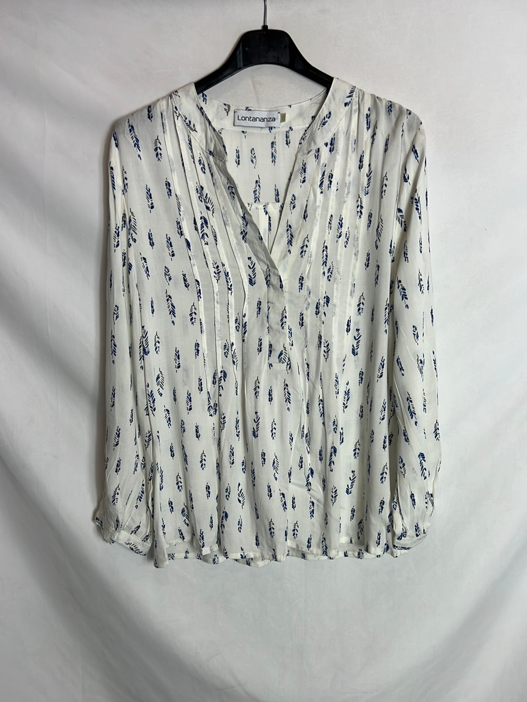 LONTANANZA. White blouse leaves. TL