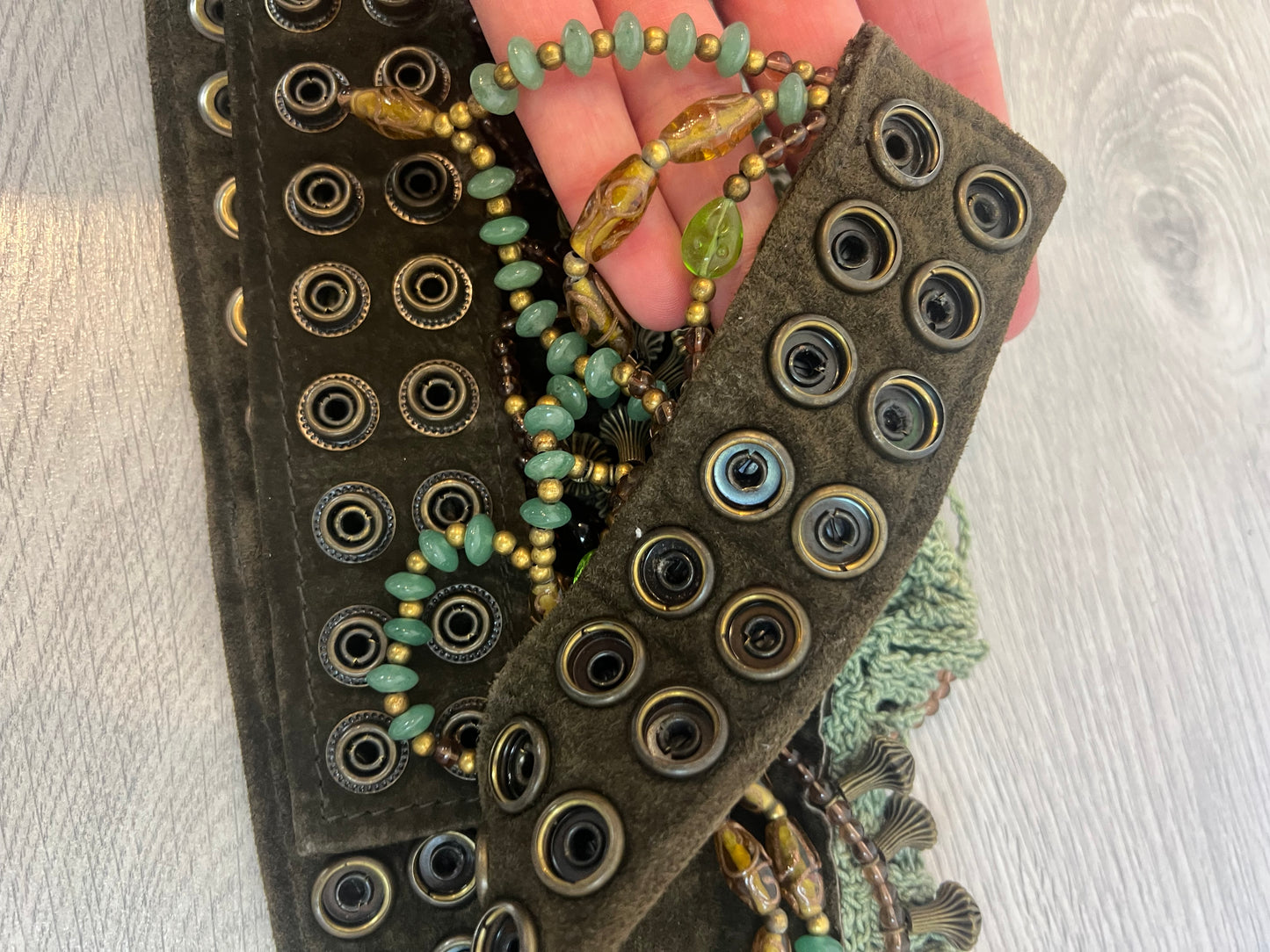 OTRAS. Cinturón piel abalorio