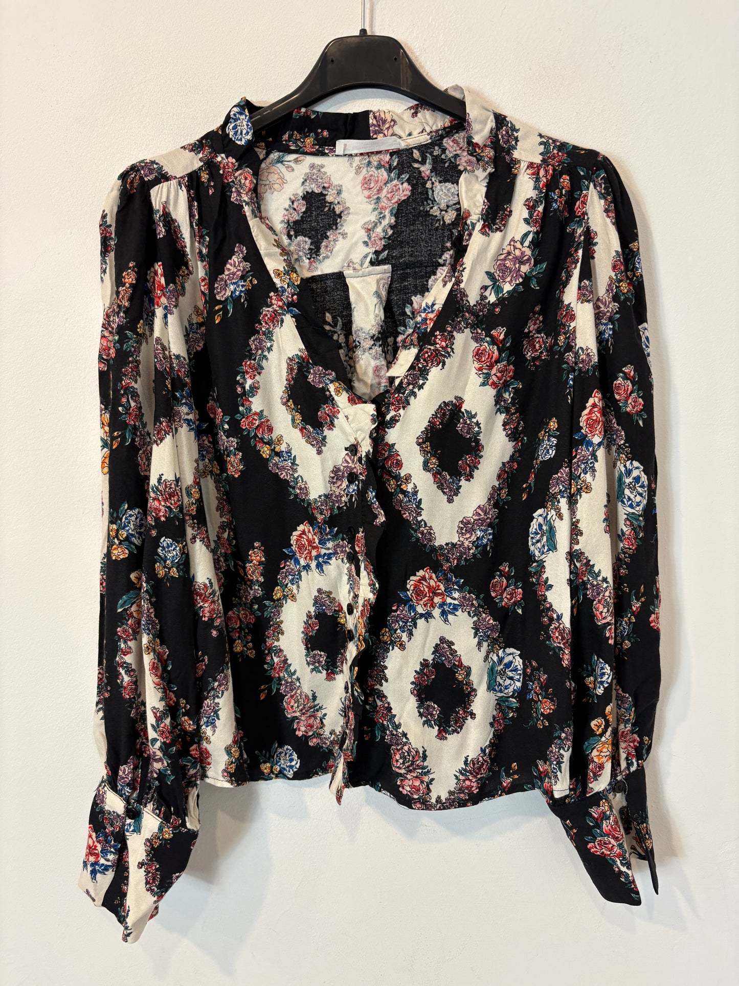 MANGO. Blusa estampada cuello pico