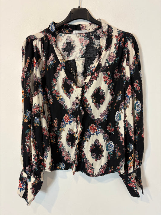 MANGO. Blusa estampada cuello pico