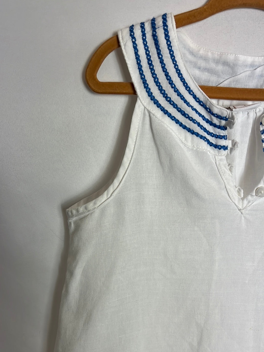 NEWNESS. White linen dress with blue embroidery. Size 7 years.