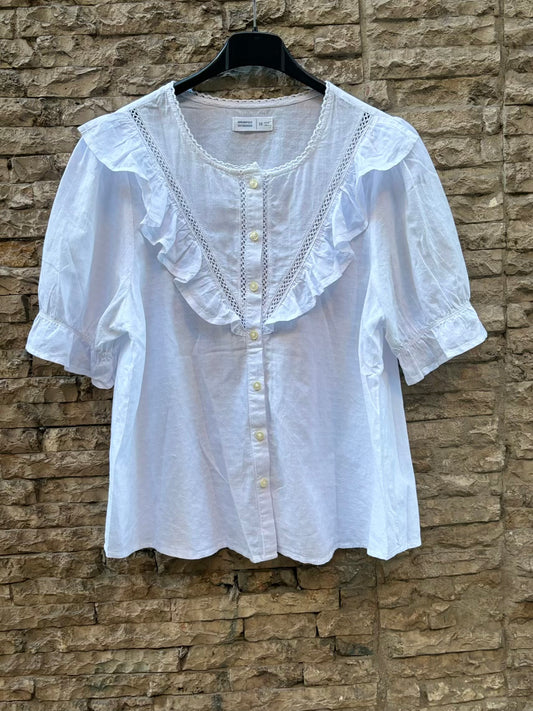 Blusa blanca detalles troquelados