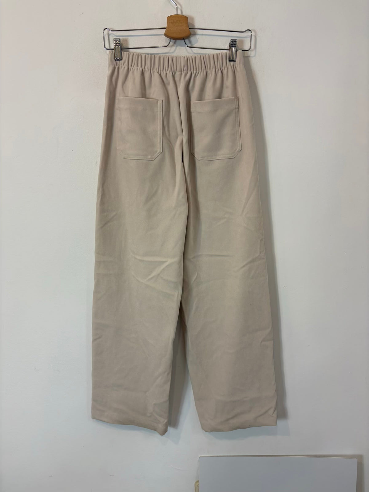 ZARA. Pantalón color crudo textura