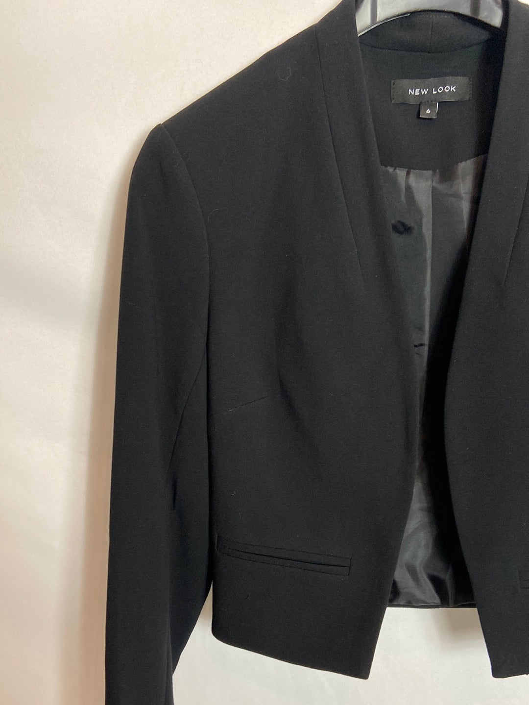 NEW LOOK. Blazer crop negra. T 6 (S)