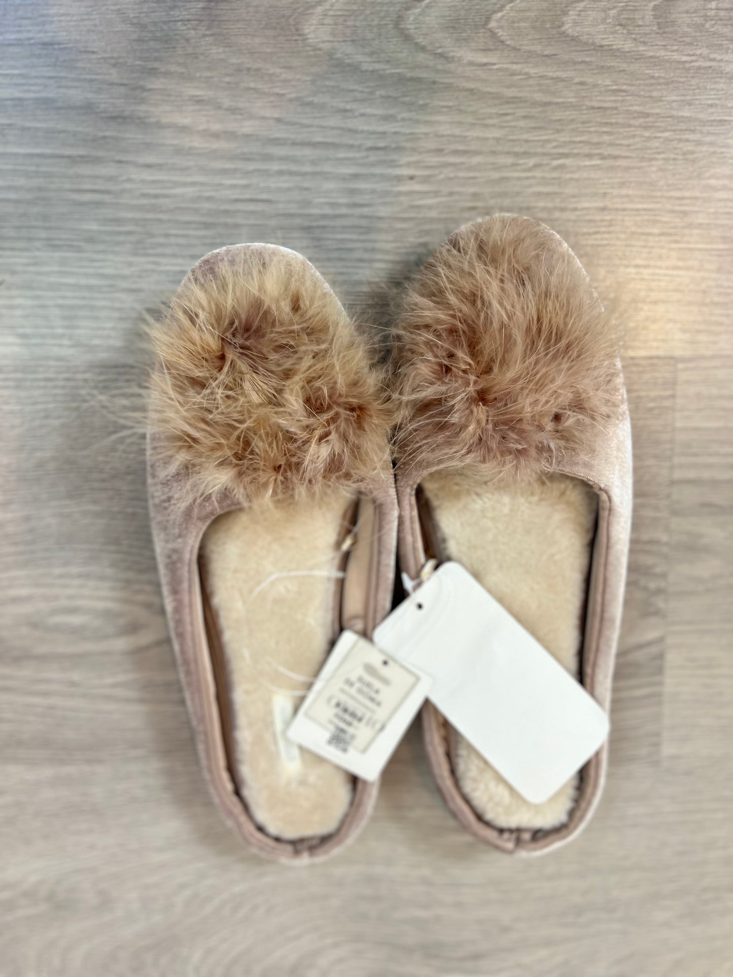 OYSHO. Zapatilla beige plumas T.40/41