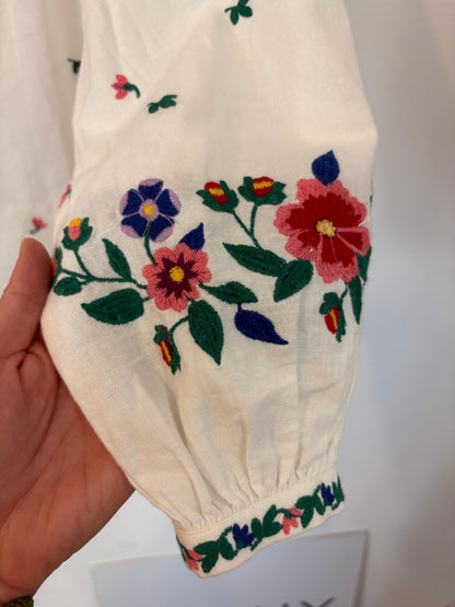 SÉZANE. Blusa blanca bordados