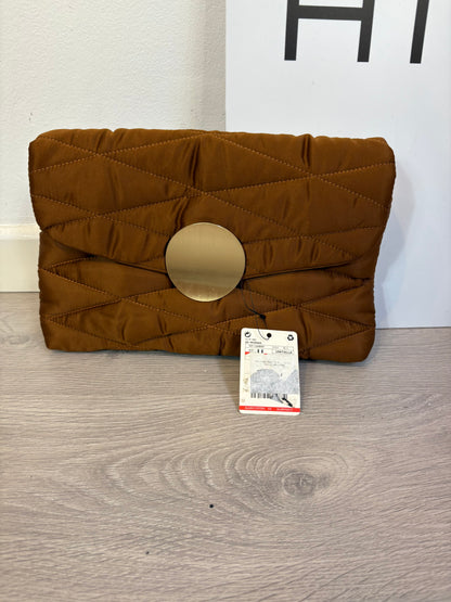 MANGO. Cartera de mano acolchada