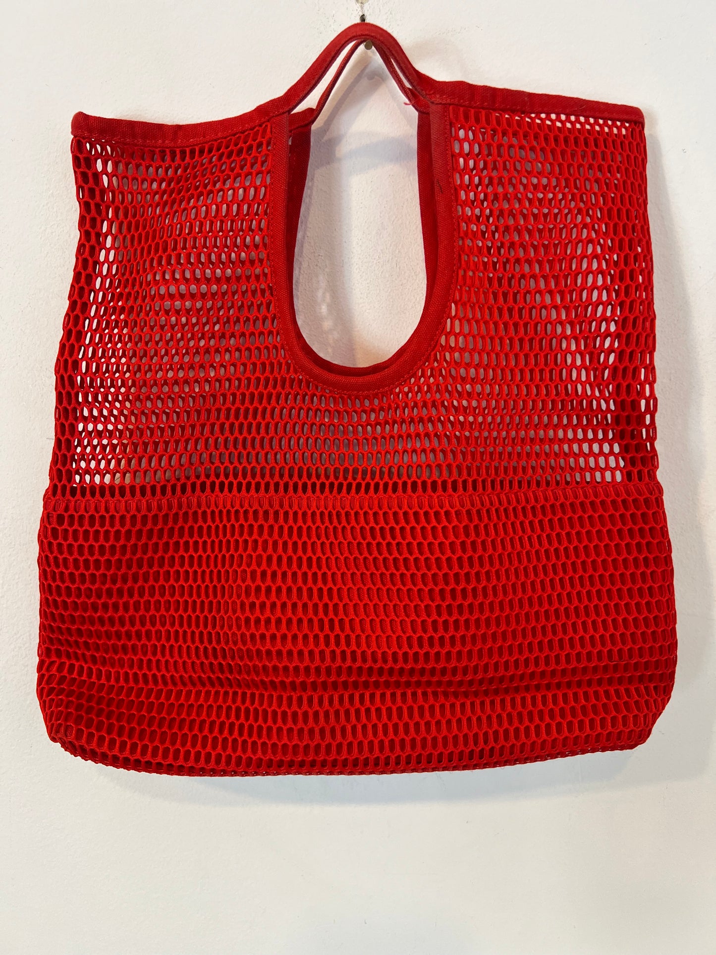 COS. Bolso rojo rejilla